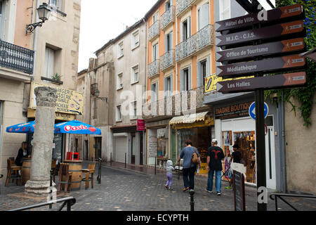 Place du Forum. Narbonne. Strada pedonale dello shopping nella città vecchia centrale di Narbonne. Il sud della Francia. La città antica di Narbonne Foto Stock