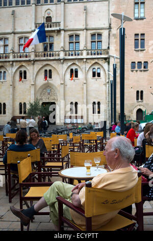 Ristorante di fronte a piazza Municipio. Narbonne. Strada pedonale dello shopping nella città vecchia centrale di Narbonne. Il sud della Francia. Il Foto Stock