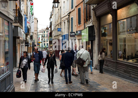 Strada pedonale dello shopping nella città vecchia centrale di Narbonne. Il sud della Francia. La città antica di Narbonne possiede un numero di interesti Foto Stock