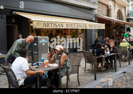 Artisan Boulanger Pastissier bar ristorante. Strada pedonale dello shopping nella città vecchia centrale di Narbonne. Il sud della Francia. Le ancie Foto Stock