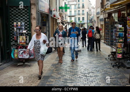 Strada pedonale dello shopping nella città vecchia centrale di Narbonne. Il sud della Francia. La città antica di Narbonne possiede un numero di interesti Foto Stock