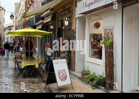 Strada pedonale dello shopping nella città vecchia centrale di Narbonne. Il sud della Francia. La città antica di Narbonne possiede un numero di interesti Foto Stock