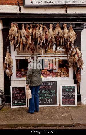 Macellerie tradizionale negozio di fronte con gioco e fagiani appendere sul display, Ludlow Shropshire, Regno Unito Foto Stock