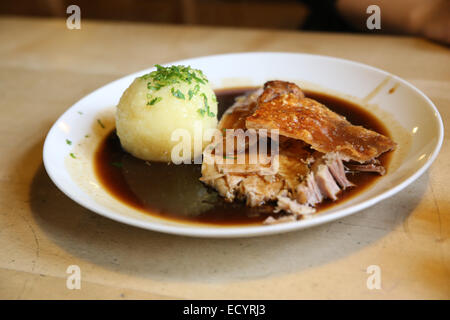 Arrosto di maiale con sugo di carne tradizionale cibo bavarese Monaco di Baviera Germania Foto Stock