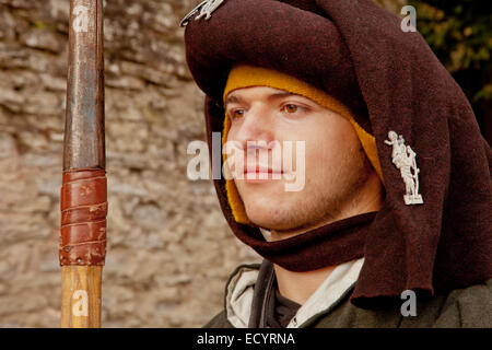 Uomo vestito in costume medievale per piede soldato, Ludlow Shropshire REGNO UNITO Foto Stock