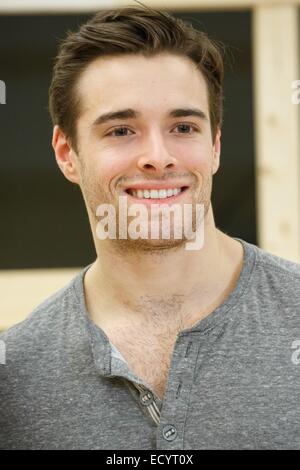 New York, NY, STATI UNITI D'AMERICA. 22 dic 2014. Corey Cott di presenze PER GIGI Revival su Broadway prestazioni di anteprima, Nuova 42nd Street Studios di New York, NY Dicembre 22, 2014. Credito: Jason Smith/Everett raccolta/Alamy Live News Foto Stock