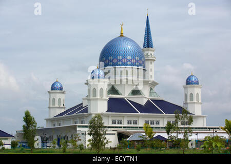 La grande moschea a Kepala Batas in stato di Penang. Blu cupola modellato e minareto alto adornano questa struttura imponente. Foto Stock