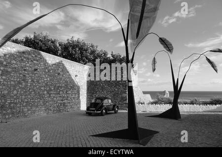 Beetle auto sotto il ferro palme sculture in Algarve Foto Stock