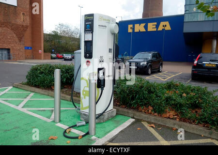 Ecotricity veicolo elettrico punto di carica a Ikea, Croydon, Surrey, Regno Unito Foto Stock