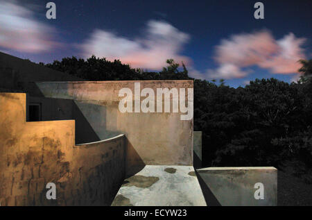 Nuvole passare durante una lunga esposizione all'Hix Island House in Vieques, Puerto Rico Foto Stock