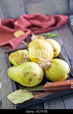 Pera fresca sul vassoio in legno e su un tavolo Foto Stock