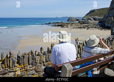 Una coppia in pensione il relax in riva al mare in st.Agnese, Cornwall, Regno Unito Foto Stock