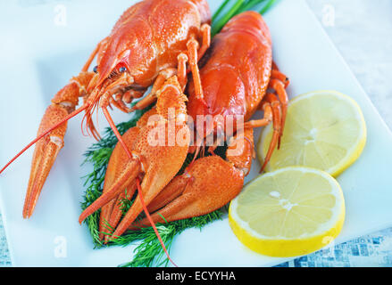 Aragosta bollita con limone fresco sulla piastra Foto Stock