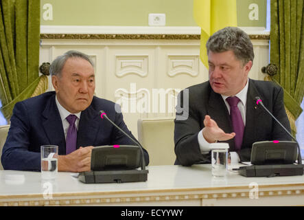 Kiev, Ucraina. 22 dic 2014. Il presidente ucraino Petro Poroshenko (R) e il suo omologo kazako Nursultan Nazarbayev partecipare ad una conferenza stampa a Kiev. Credito: Sergii Kharchenko/Pacific Press/Alamy Live News Foto Stock