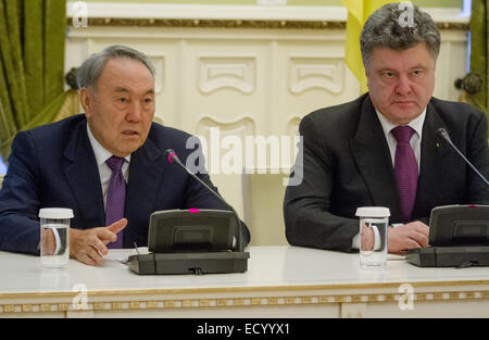 Kiev, Ucraina. 22 dic 2014. Il presidente ucraino Petro Poroshenko (R) e il suo omologo kazako Nursultan Nazarbayev partecipare ad una conferenza stampa a Kiev. Credito: Sergii Kharchenko/Pacific Press/Alamy Live News Foto Stock