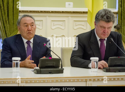 Kiev, Ucraina. 22 dic 2014. Il presidente ucraino Petro Poroshenko (R) e il suo omologo kazako Nursultan Nazarbayev partecipare ad una conferenza stampa a Kiev. Credito: Sergii Kharchenko/Pacific Press/Alamy Live News Foto Stock