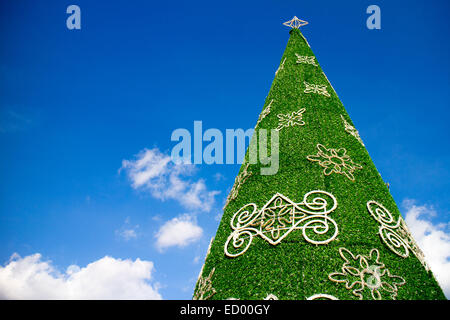 Gigantesco albero di Natale decorato con cielo blu sfondi Foto Stock