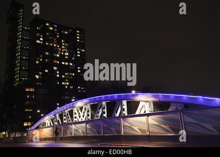 Il ponte sul Golborne Road oltre le linee ferroviarie con Trellick Tower in background. Foto Stock