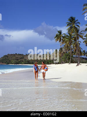 Coppia sulla spiaggia tropicale, Antigua Antigua e Barbuda, Piccole Antille, dei Caraibi Foto Stock