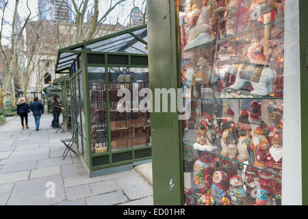 Gli amanti dello shopping a vacanze di Natale del mercato invernale villaggio al Bryant Park 18 dicembre 2014 nella città di New York, NY. Foto Stock