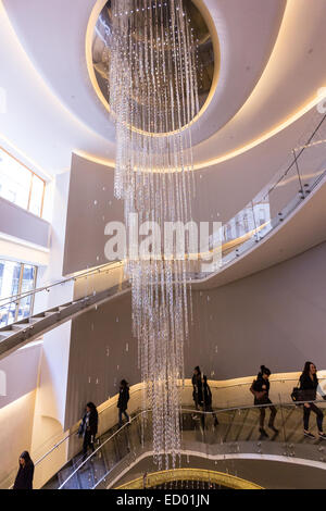 La Joie acqua cristallina caduta lampadario nel Grand Lobby ad atrio di Rockefeller Center 17 dicembre 2014 nella città di New York, NY. Foto Stock