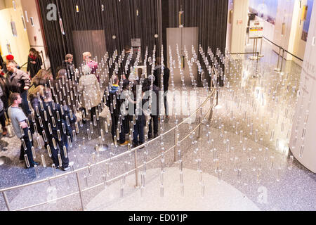 La Joie acqua cristallina caduta lampadario nel Grand Lobby ad atrio di Rockefeller Center 17 dicembre 2014 nella città di New York, NY. Foto Stock