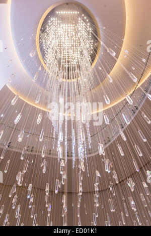 La Joie acqua cristallina caduta lampadario nel Grand Lobby ad atrio di Rockefeller Center 17 dicembre 2014 nella città di New York, NY. Foto Stock