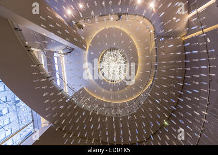 La Joie acqua cristallina caduta lampadario nel Grand Lobby ad atrio di Rockefeller Center 17 dicembre 2014 nella città di New York, NY. Foto Stock
