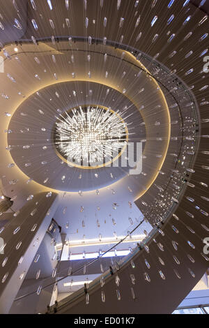 La Joie acqua cristallina caduta lampadario nel Grand Lobby ad atrio di Rockefeller Center 17 dicembre 2014 nella città di New York, NY. Foto Stock