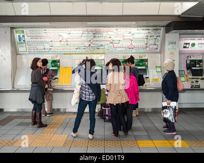 La metropolitana di Tokyo mappa e distributori automatici Foto Stock