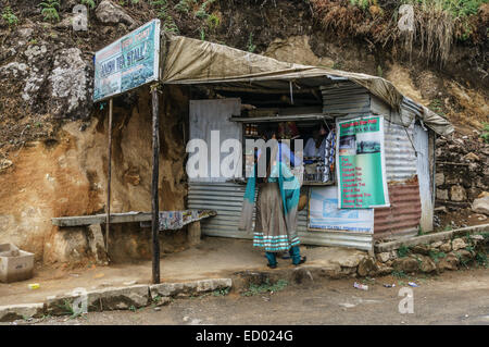 Il Kerala, India - Pothmadu, Bison Valley, vicino a Munnar. La piantagione di tè paese. Strada chai house. Foto Stock