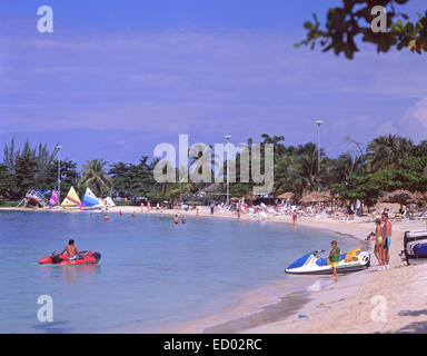 Vista sulla spiaggia, Spiaggia di tartaruga (Baia di Ocho Rios), Ocho Ríos, Parrocchia di Sant'Ann, Giamaica, Antille grandi, Caraibi Foto Stock