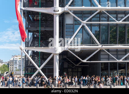 Museo Centre Pompidou di Parigi con lunghe file di persone intorno all'isolato la prima domenica del mese quando l'ingresso è gratuito Foto Stock