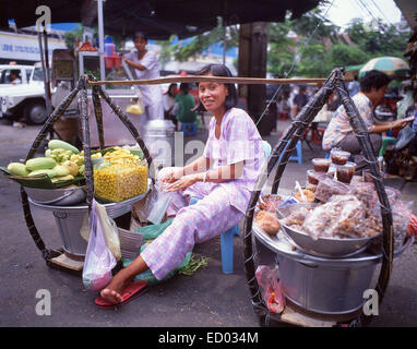 Donna vendita di frutta, Bình Tây Mercato, Cholon, District 6, Città di Ho Chi Minh (Saigon), la Repubblica socialista del Vietnam Foto Stock