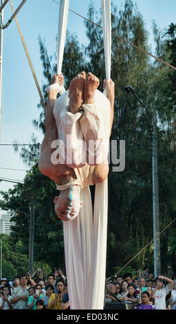 Avant Garde acrobat e butoh artista presso lo spettacolo di strada, Bangkok, Thailandia Foto Stock