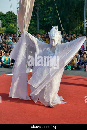 Avant Garde butoh artista presso lo spettacolo di strada, Bangkok, Thailandia Foto Stock