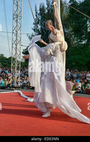 Avant Garde butoh artista presso lo spettacolo di strada, Bangkok, Thailandia Foto Stock