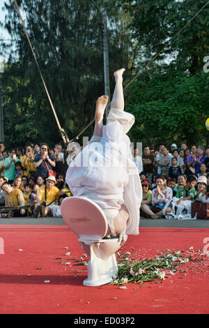 Avant Garde butoh artista presso lo spettacolo di strada, Bangkok, Thailandia Foto Stock