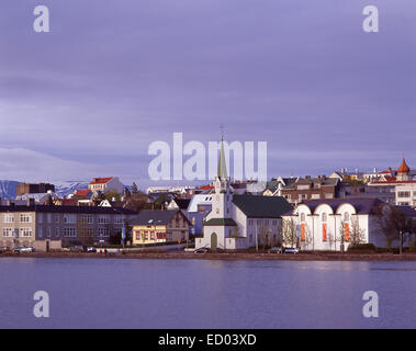 Vista della città sul lago Tjörnin (stagno) mostra Frikirkjan chiesa luterana, Reykjavík, capoluogo della regione, Repubblica di Islanda Foto Stock