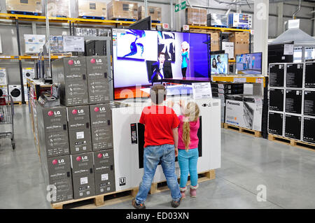 I bambini guardano la televisione in Costco Wholesale Store, Hayes Rd, Hounslow, Greater London, England, Regno Unito Foto Stock