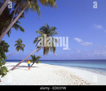 Giovane donna sulla spiaggia tropicale, Kuda Bandos Island, Kaafu Atoll, Repubblica delle Maldive Foto Stock