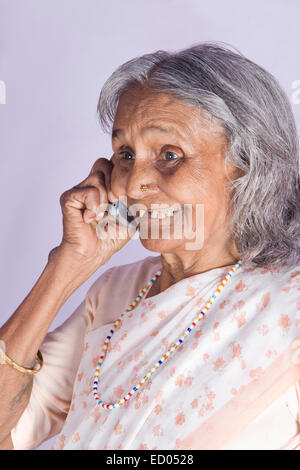 1 indian vecchia donna Senior parlando telefono Foto Stock