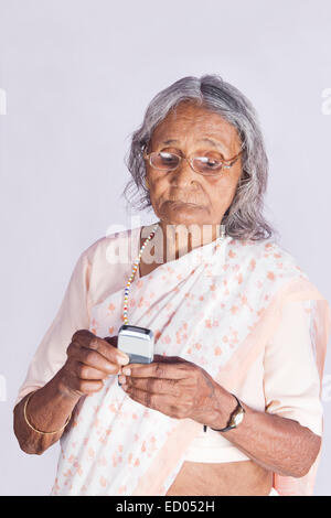 1 indian vecchia donna Senior telefono di composizione Foto Stock