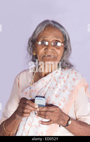 1 indian vecchia donna Senior telefono di composizione Foto Stock