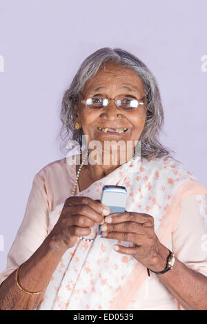 1 indian vecchia donna Senior telefono di composizione Foto Stock