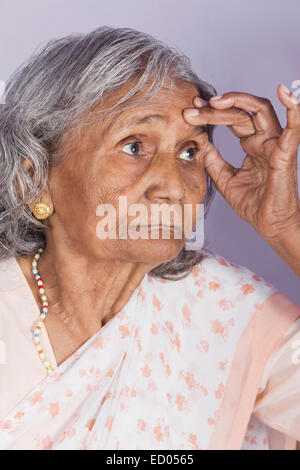 1 indiano Senior vecchia donna mal di testa Foto Stock