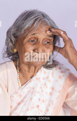 1 indiano Senior vecchia donna mal di testa Foto Stock