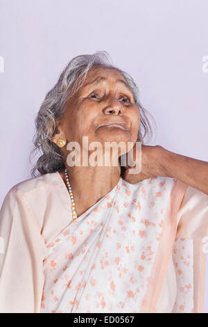 1 indian vecchia donna Senior di dolore al collo Foto Stock