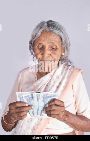 1 indian vecchia donna Senior di Risparmio di denaro Foto Stock