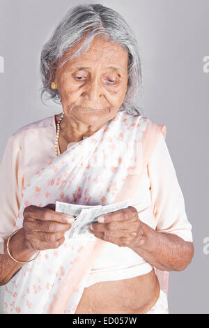 1 indian vecchia donna Senior di Risparmio di denaro Foto Stock